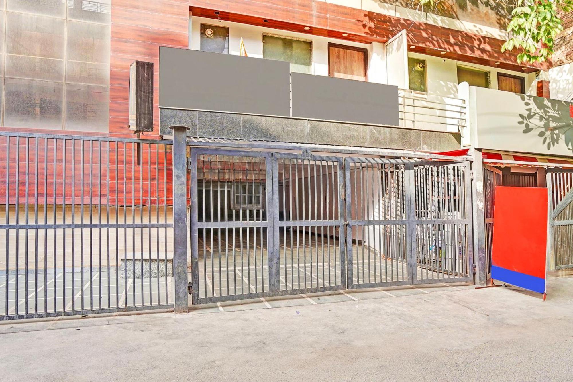Collection O Tilak Nagar Near Pacific Mall 4*
