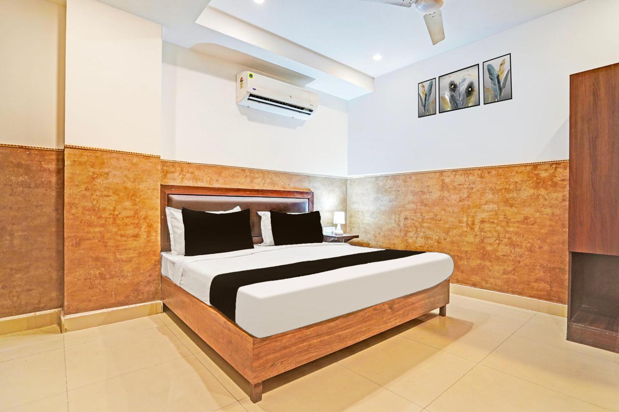 Collection O Tilak Nagar Near Pacific Mall Hotel 4*