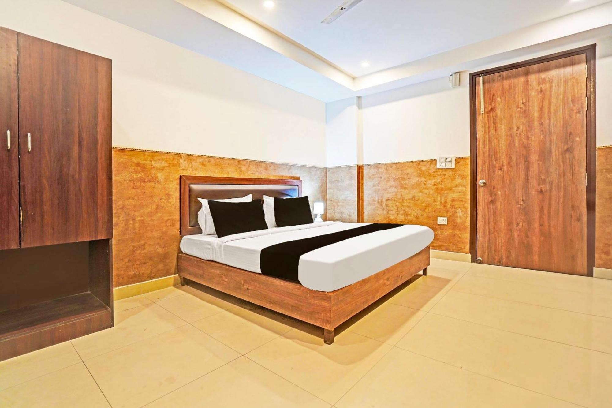 Collection O Tilak Nagar Near Pacific Mall Hotel